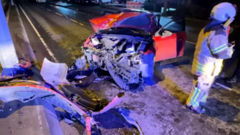 Avcılar'da D-100'de Feci Kaza: Otomobil Minibüse Çarptı, 2 Yaralı ve Ambulans Gerginliği