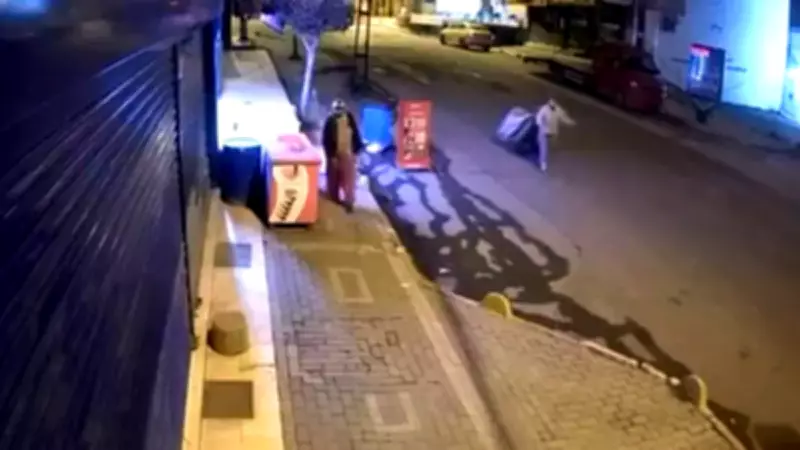 Avcılar'da İki Kadın Çekçekle Boş Varil Çaldı: Hırsızlık Anı Kamerada