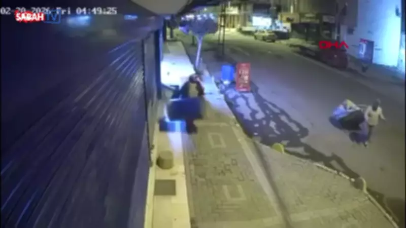 Avcılar'da İki Kadın Marketin Boş Varilini Çekçekle Çaldı: Hırsızlık Anı Kameralara Yansıdı