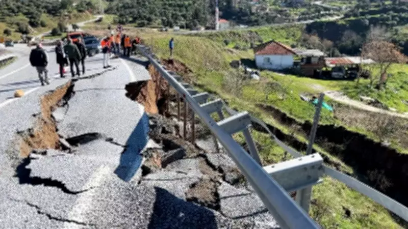 Aydın'da Sağanak Sonrası Toprak Kayması: İncirliova-Tire Yolu Çöktü