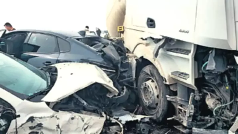Aynı Yolda Zincirleme Kazalar: Bir Kişi Hayatını Kaybetti, 32 Kişi Yaralandı