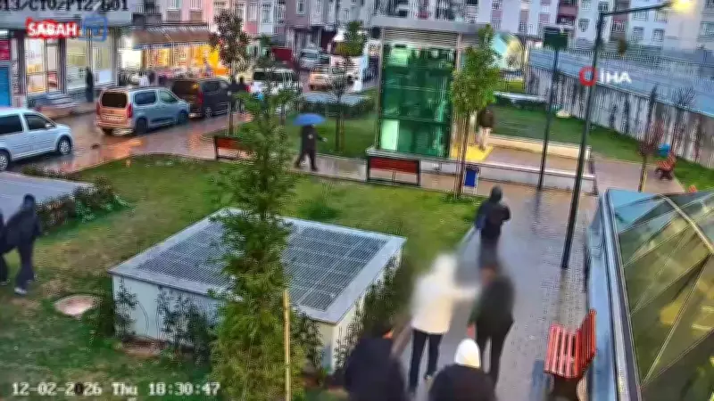 Bağcılar'da Metro Çıkışında Dehşet: Sokak Çetesi 27 Yaşındaki Genci 6 Yerinden Bıçakladı