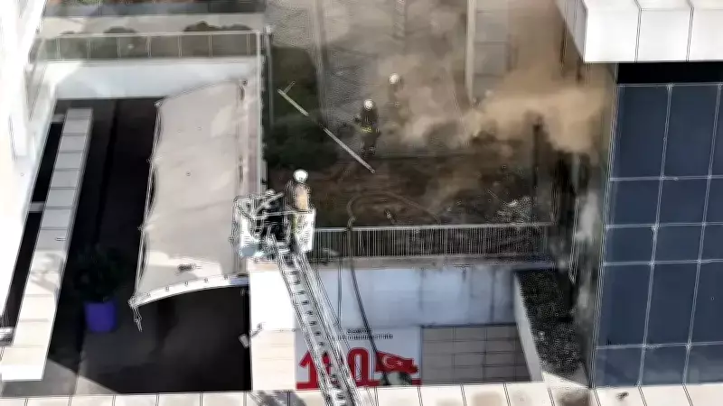 Bağcılar'da OASİS AVM'deki Gece Kulübünde Yangın: İtfaiye Camları Kırarak Müdahale Etti