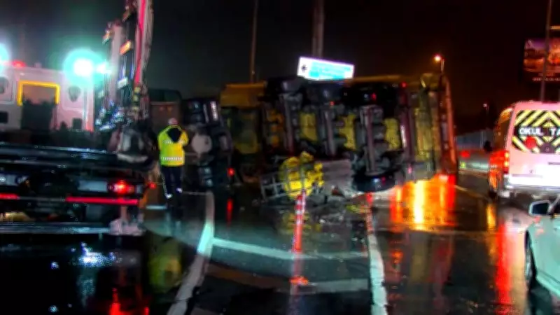 Bakırköy'de Zincirleme Kaza: Yardıma Koşan Sürücüye Araç Çarptı, 2 Yaralı