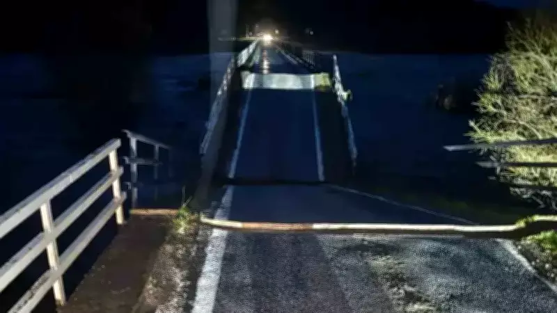 Balıkesir Susurluk'ta Yıldız Köprüsü Selde İkiye Ayrıldı, Trafik Kesildi