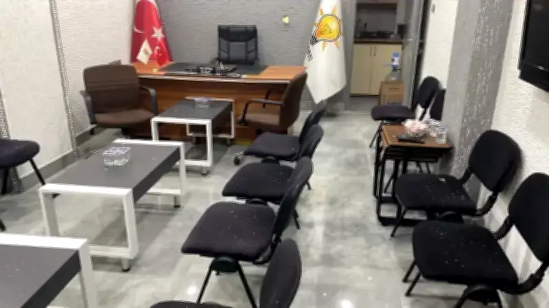 Balıkesir'de AK Parti İlçe Başkanlığı'na Taşlı Saldırı: 'Demokrasiye Yapıldı'