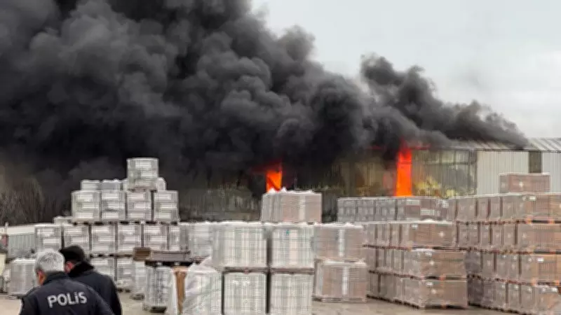 Balıkesir'de Yapı Malzemeleri Deposunda Büyük Yangın: Ekipler Müdahale Ediyor
