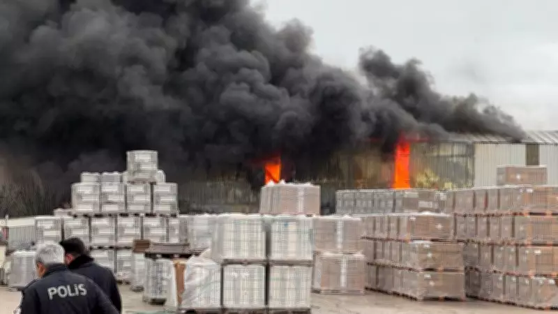 Balıkesir'de Yapı Malzemeleri Deposunda Büyük Yangın: İtfaiye Müdahalesi Sürüyor