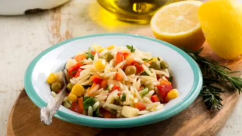 Beş Çayının Yıldızı: Renkli Şehriye Salatası Tarifi