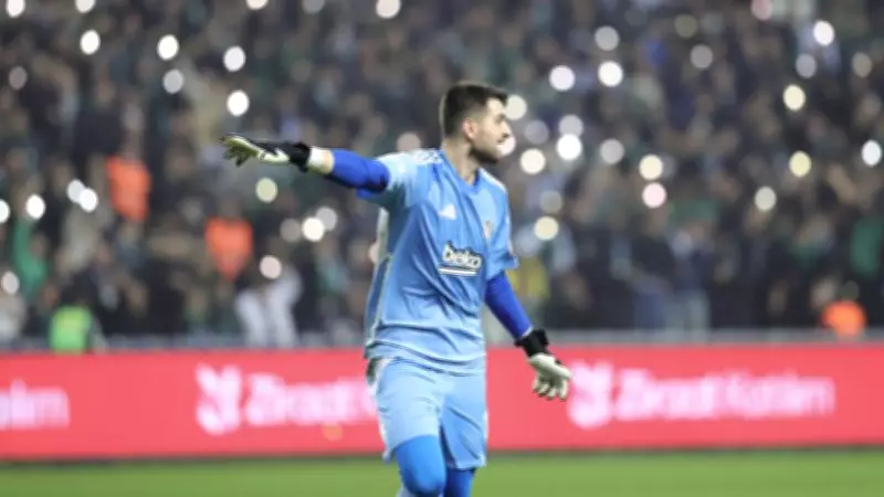 Beşiktaş Taraftarları Ersin Destanoğlu'na Önce Destek Sonra Tepki Gösterdi