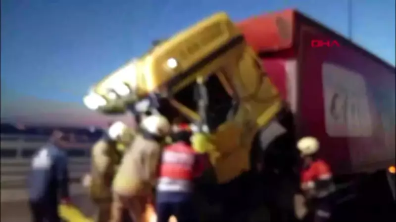 Beykoz'da Otoyol Kazası: Kamyon TIR'a Arkadan Çarptı, Şoför Sıkıştı