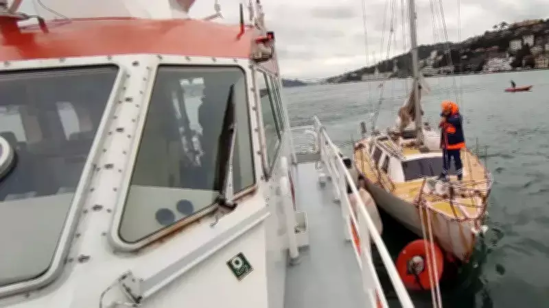 Beylerbeyi Açıklarında Sürüklenen Boş Tekne, Sahil Güvenlik Ekiplerince Emniyete Alındı