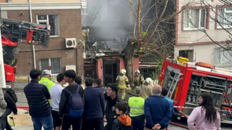 Beyoğlu'nda Gecekondu Yangını: İki Kişi Dumandan Etkilendi