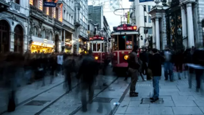 Beyoğlu'nda İki Grup Arasında Tekmeli Yumruklu Kavga: Anlar Kamerada
