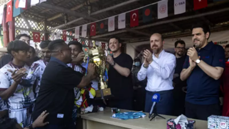 Bilal Erdoğan ve Mesut Özil, Bangladeş'teki Arakan Mülteci Kampını Ziyaret Etti