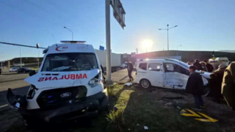 Bingöl'de Ambulans ile Hafif Ticari Araç Çarpıştı, Kaza Anı Kamerada