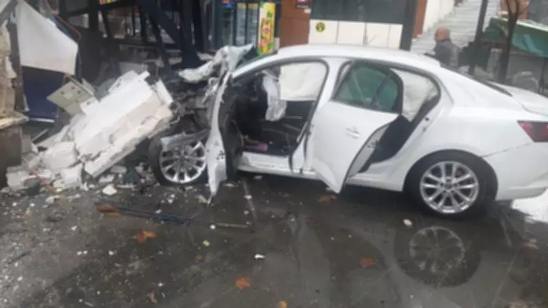 Bingöl'de Feci Trafik Kazası: Kontrolden Çıkan Araç İş Yerine Daldı, 5 Kişi Yaralandı