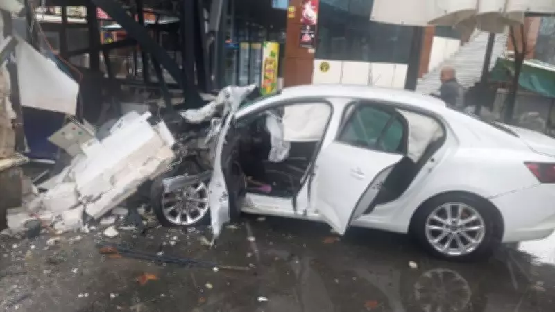 Bingöl'de Trafik Kazası: Kontrolünü Kaybeden Otomobil İş Yerine Girdi, 5 Kişi Yaralandı