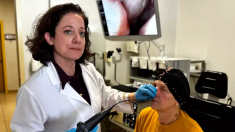 Bir Gecede Ses Telleri Felç Olan Anneyi Doktor Kızı Tedavi Etti