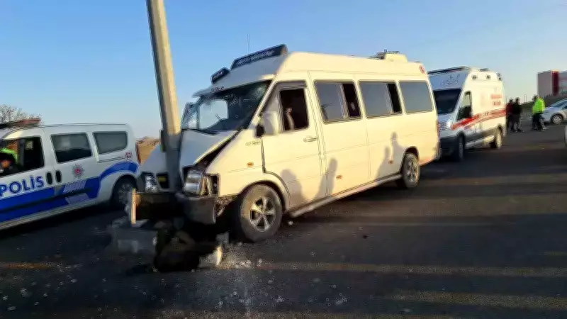 Birecik'te Tarım İşçilerini Taşıyan Minibüs Direğe Çarptı: 15 Yaralı