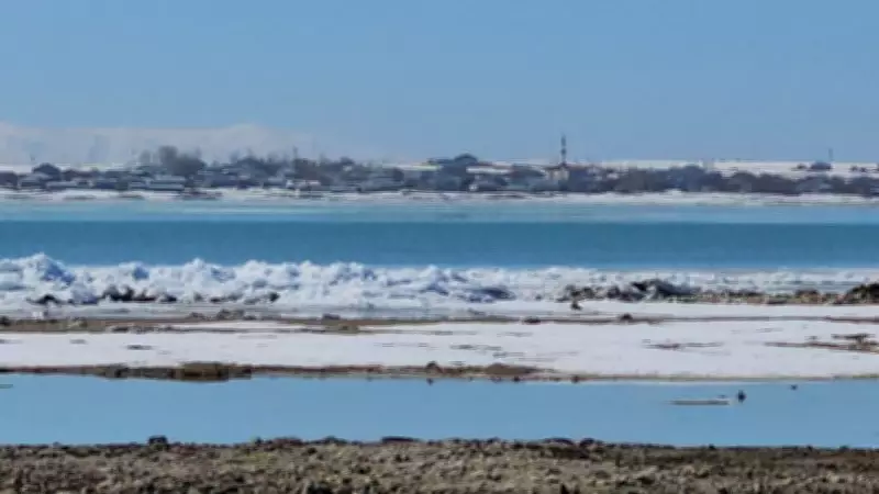 Bitlis'te Doğa Olayı: Arin Gölü'nde Buz Dalgaları Kıyıya Vurdu