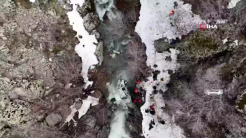 Bitlis'te Feci Trafik Kazası: Otomobil Uçuruma Yuvarlandı, 3 Kişi Hayatını Kaybetti