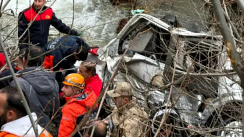 Bitlis'te Hafif Ticari Aracın Dereye Düşmesi: 3 Kişi Hayatını Kaybetti, 5 Kişi Yaralandı
