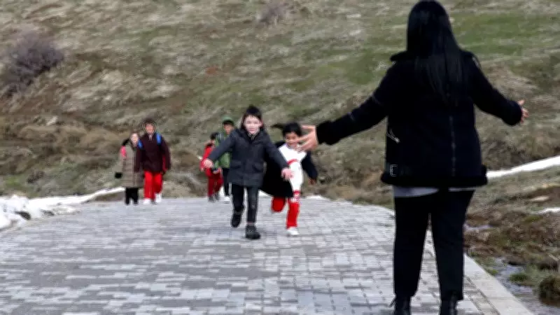 Bitlis'te İki Fedakar Öğretmen: Kömür Taşıyıp Odun Kırarak 7 Öğrenciye Eğitim Veriyorlar