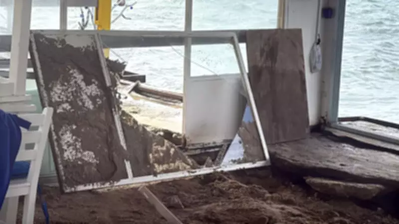 Bodrum'da Fırtına Sahili Harap Etti: İşletmeler Sular Altında Kaldı