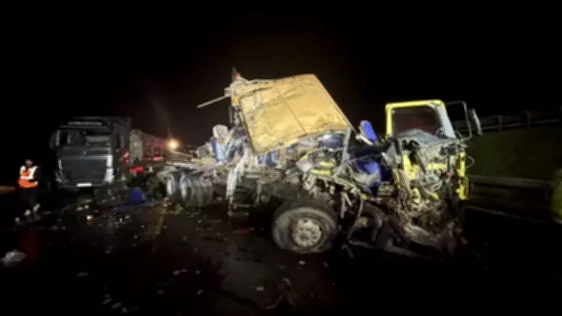 Bolu'da Anadolu Otoyolu'nda Kamyon ile Tır Çarpıştı: 1 Yaralı