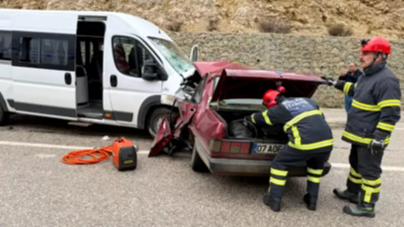 Burdur'da Korkunç Kaza: Minibüs ile Otomobil Kafa Kafaya Çarpıştı, 2 Kişi Hayatını Kaybetti
