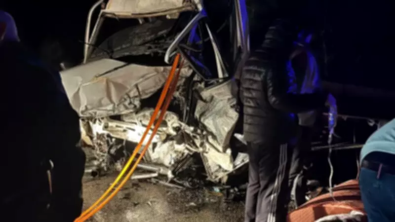 Burdur'da Korkunç TIR-Kamyonet Kazası: 2'si Ağır 3 Yaralı