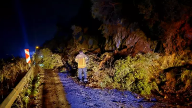 Bursa Mudanya'da Heyelan: Sahil Yolu Ulaşıma Kapandı