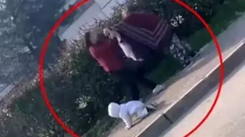 Bursa'da Dilenci Kavgası: Yerdeki Bebeğe Aldırış Etmeden Yer Tartışması