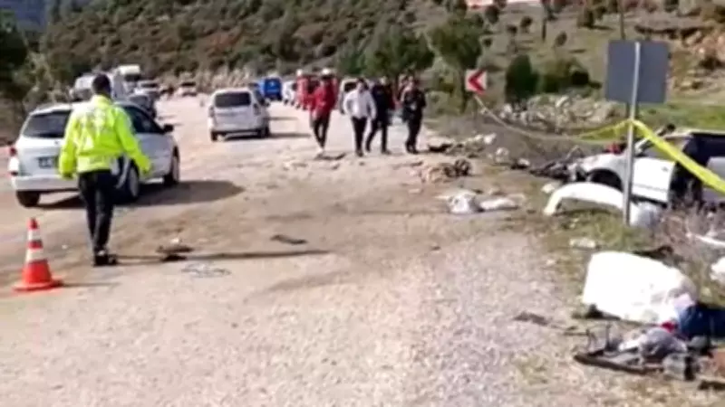 Bursa'da Hafriyat Kamyonu ile Otomobil Çarpıştı: Bir Kişi Öldü, Bir Kişi Yaralandı