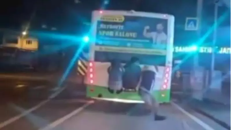 Bursa'da Çocukların Tehlikeli Otobüs Yolculuğu Endişe Yarattı