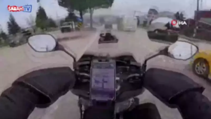 Bursa'da Otobüs Motosikletlinin Önüne Aniden Kırdı: Tehlike Anları Kask Kamerasında