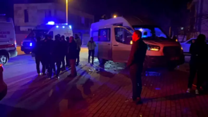 Bursa'da Servis Minibüsü ile Otomobil Çarpıştı: 9 Kişi Yaralandı