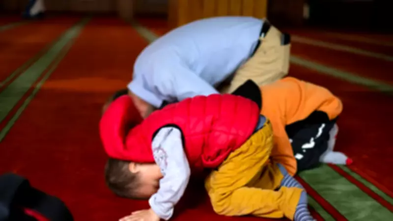 Camide Çocuk Varlığı Tartışması: Neşe mi, Huzursuzluk mu?