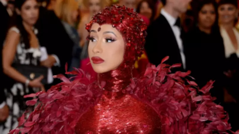 Cardi B Konserinde Büyük Panik: Ünlü Rapçi Sahnede Yere Kapaklandı!