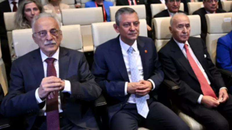 CHP Lideri Özgür Özel, Hikmet Çetin'i Hastanede Ziyaret Etti