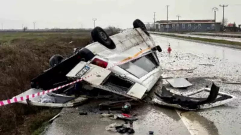 Denizli-Uşak Karayolunda Yağış Sonrası Transit Araç Takla Attı: 2 Yaralı