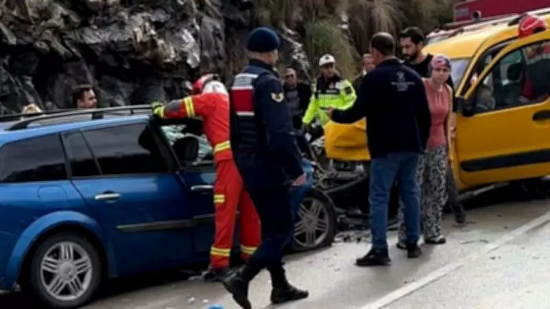 Denizli'de Kafa Kafaya Çarpışma: 2 Yaşındaki Çocuk Hayatını Kaybetti, 6 Kişi Yaralandı