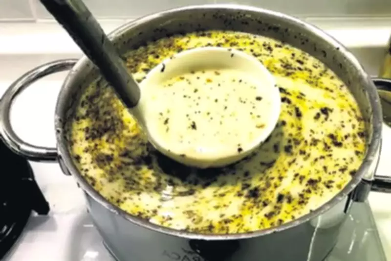 İdil Açıkalın'dan Ekonomik ve Şık Davet Menüsü: Naneli Yoğurt Çorbası, Soslu Kuzu Pirzola ve Süt Reçelli Sütlaç