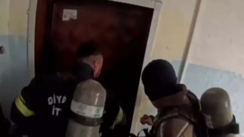 Diyarbakır'da Kasten Ateşe Verilen Ev, İtfaiye Ekiplerinin Kask Kamerasına Yansıdı