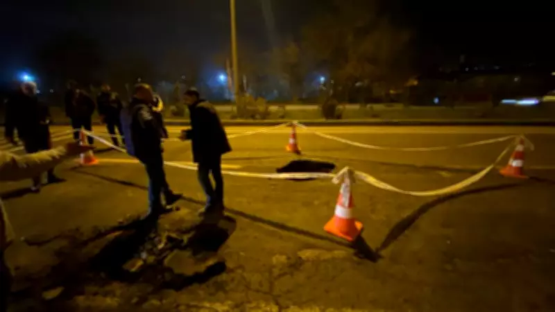Diyarbakır'da Yol Çöktü: 1 Metrelik Çukur Trafiği Felç Etti