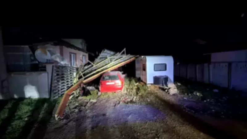 Düzce'de Fırtına: Çatılar Uçtu, Karavan ve Araçlar Hasarlı