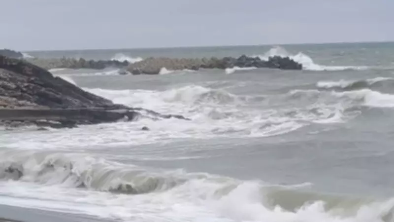 Düzce'de Kuvvetli Rüzgar Dalgaları 3 Metreye Çıkardı, Sahil Tehdit Altında