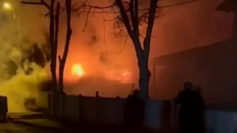 Düzce'de Müştemilatta Çıkan Yangın, Rüzgarın Etkisiyle Büyüdü