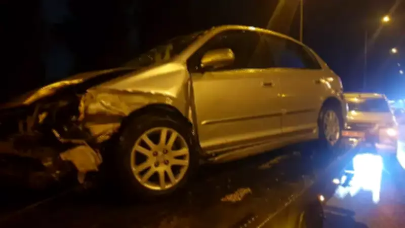 Düzce'de Otomobil Bariyerlere Çarptı: Sürücü Yaralandı